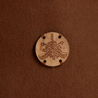 Шапка для сауны бесшовная коричневая с деревянным логотипом - фото 9974724