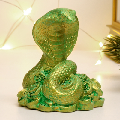 Фигурка гипс «Змея Кобра на деньгах», зелёный с позолотой, 8×5×5 см