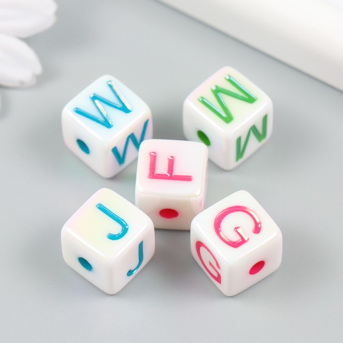 Бусина для творчества пластик "Куб белый с буквами, перламутровый" МИКС 1,4х1,4х1,4 см