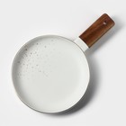 Блюдо фарфоровое для подачи с деревянной ручкой Magistro, d=20 см, цвет белый - Фото 4