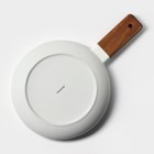 Блюдо фарфоровое для подачи с деревянной ручкой Magistro, d=20 см, цвет белый - Фото 7