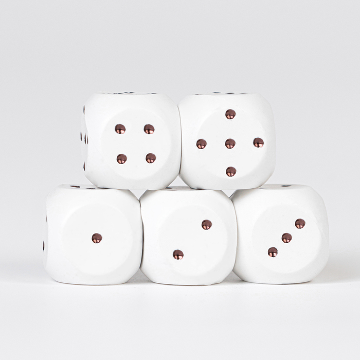 Набор игральных кубиков, 5 шт, 1.5х1.5 см. белые - Фото 1