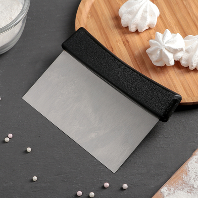 Шпатель металл с пластиковой ручкой покатый край 13х11 см