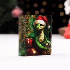 Деревянный конверт для денег № 4 "Зеленый, змея с подарком", 9,8х8,5х2 см - фото 110812532