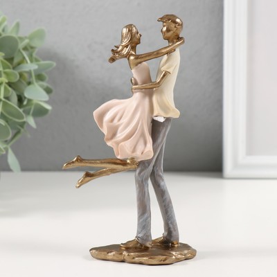 Фигурка полистоун «Счастливая девушка в объятиях любимого», 9×5×15 см