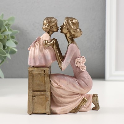 Фигурка полистоун «Красавица-мама с дочкой на стульчике», 11×5×14 см