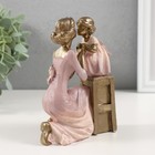 Сувенир полистоун "Красавица-мама с дочкой на стульчике" 11х5х14 см - фото 24705203
