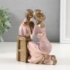 Сувенир полистоун "Красавица-мама с дочкой на стульчике" 11х5х14 см - фото 24705204