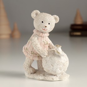 Сувенир полистоун "Мишка с птицей на большом снежке" 7,5х5,5х10,5 см