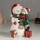 Сувенир полистоун "Малыш с дружелюбным снеговичком" 10х8,5х15,5 см - фото 307161718