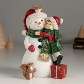 Сувенир полистоун "Малыш с дружелюбным снеговичком" 10х8,5х15,5 см