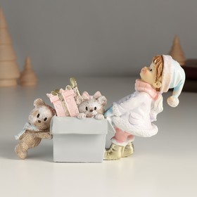 Сувенир полистоун "Малышка с коробкой новогодних игрушек" 15,5х5х10 см