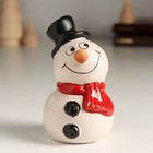 Сувенир керамика "Любопытный снеговичок в красном шарфе" 5,8х5,8х9,8 см - фото 321810913