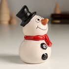 Сувенир керамика "Любопытный снеговичок в красном шарфе" 5,8х5,8х9,8 см - фото 24716746