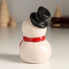 Сувенир керамика "Любопытный снеговичок в красном шарфе" 5,8х5,8х9,8 см - фото 24716747