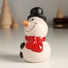 Сувенир керамика "Любопытный снеговичок в красном шарфе" 5,8х5,8х9,8 см - фото 24716748