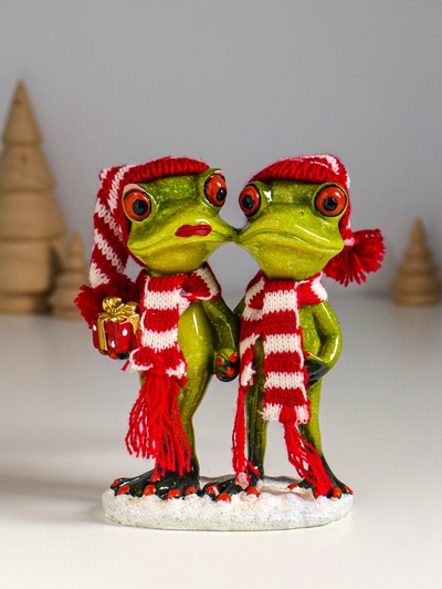 Фигурка полистоун лак «Две лягухи в шапочках и шарфиках с подарком», 10.5×5.5×19 см
