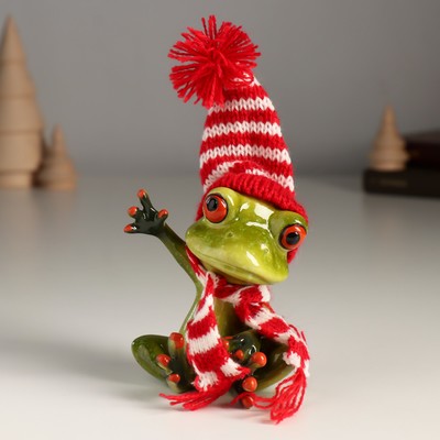 Фигурка полистоун лак «Лягуха в шапочке и шарфике приветствует», 7.7×6.3×13 см