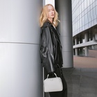 Сумка женская на молнии, серая - Фото 12