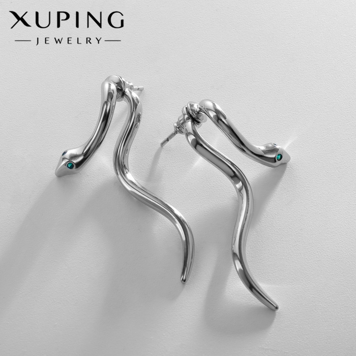 Серьги со стразами XUPING змейка, цвет зелёный в серебре - Фото 1