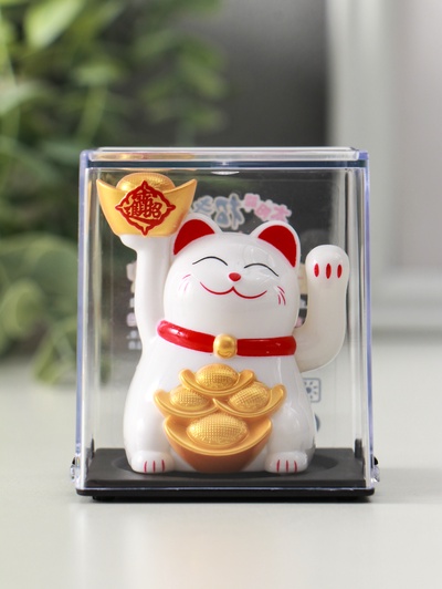 Маятник настольный антистресс «Белый Манэки-нэко со слитками Ямб», пластик, 5×5×6 см