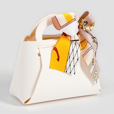 Кожаная подарочная сумочка для бижутерии и сувениров, белая с бантом (лента), 13×12×5.5 см