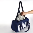 Сумка спортивная на молнии TEXTURA, с подкладкой, длинный ремень, маленький размер, с акцентным принтом, синяя - Фото 4