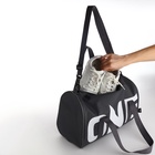 Сумка спортивная на молнии TEXTURA, с подкладкой, длинный ремень, маленький размер, с акцентным принтом, серая - Фото 4