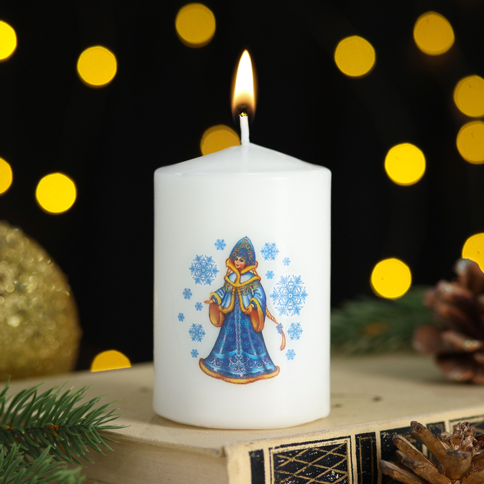 Свеча столбик  с рисунком "Новогодние мотивы" 50*80 мм, Снегурочка - Фото 1