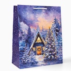 Пакет подарочный новогодний ламинированный «Изба в лесу», 26×32×12 см - Фото 2