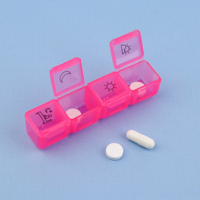 Таблетница, 10 × 2,3 × 2,3 см, 4 секции, цвет розовый - Фото 1