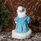 Снегурочка под ёлку «Зимнее волшебство. В пушистой шубке, с фонариком» двигается, с подсветкой, 40 см, голубой - Фото 3