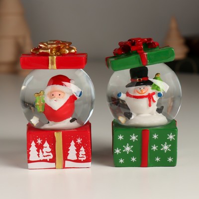 Снежный шар новогодний стеклянный «Персонаж в подарке», 4.5×4.5×7.3 см, МИКС
