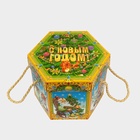 Подарочная коробка новогодняя Шестигранник малый «Время сказок» с веревочными ручками, 210×210×185 мм - Фото 4