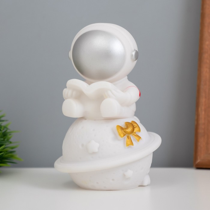 Фигурка светящаяся RISALUX «Космонавт с книгой на Сатурне», LED-ночник, 2 Вт, LR44, 5×8×13 см