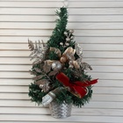 Искусственная ёлка настенная «Зимнее волшебство. Магнолия золотая», 40×24 см, ПВХ ветки отгибаются - Фото 2