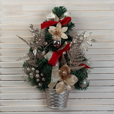 Искусственная ёлка настенная «Зимнее волшебство. Магнолия золотая», 50×26 см, ПВХ ветки отгибаются