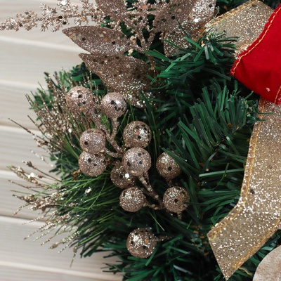 Искусственная ёлка настенная «Зимнее волшебство. Магнолия золотая», 50×26 см, ПВХ ветки отгибаются