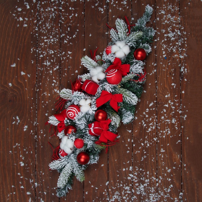 Гирлянда новогодняя хвойная «Зимнее волшебство. Сюрприз» 60×23 см, красно-белая - Фото 1