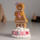 Фигурка полистоун «Пряничка на кексе, с зефиркой», 6.5×6.5×11.5 см - фото 6807850