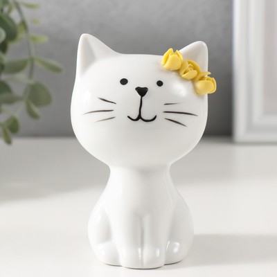 Фигурка керамика «Котик белый с жёлтыми цветочками на ушке, сидит», 7.2×6.5×10.3 см