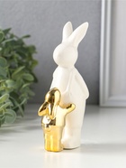 Фигурка керамика «Заяц в комбинезоне с золотым зайчонком», 7.5×4.5×13.8 см - Фото 1