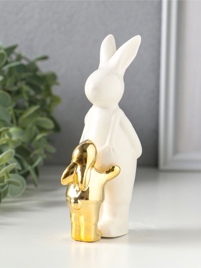 Фигурка керамика «Заяц в комбинезоне с золотым зайчонком», 7.5×4.5×13.8 см