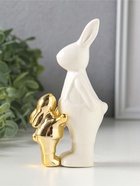 Фигурка керамика «Заяц в комбинезоне с золотым зайчонком», 7.5×4.5×13.8 см - Фото 2