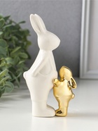 Фигурка керамика «Заяц в комбинезоне с золотым зайчонком», 7.5×4.5×13.8 см - Фото 4
