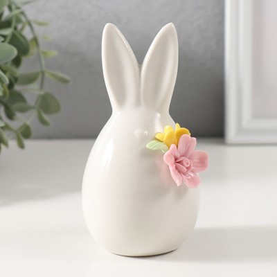 Фигурка керамика «Зайчик белый пухлый с букетом», 6.6×6.3×11.9 см