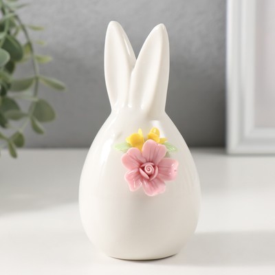 Фигурка керамика «Зайчик белый пухлый с букетом», 6.6×6.3×11.9 см