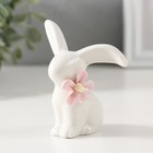 Фигурка керамика «Крольчонок с розовым цветочком», 6.8×4.8×7.9 см - Фото 1