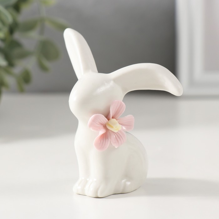 Фигурка керамика «Крольчонок с розовым цветочком», 6.8×4.8×7.9 см - Фото 1