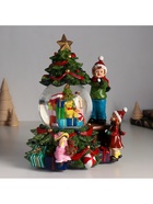 Снежный шар новогодний стеклянный «Мальчик наряжает ёлку», музыкальный, световой, d=10 см, 18×16×23 см - Фото 3